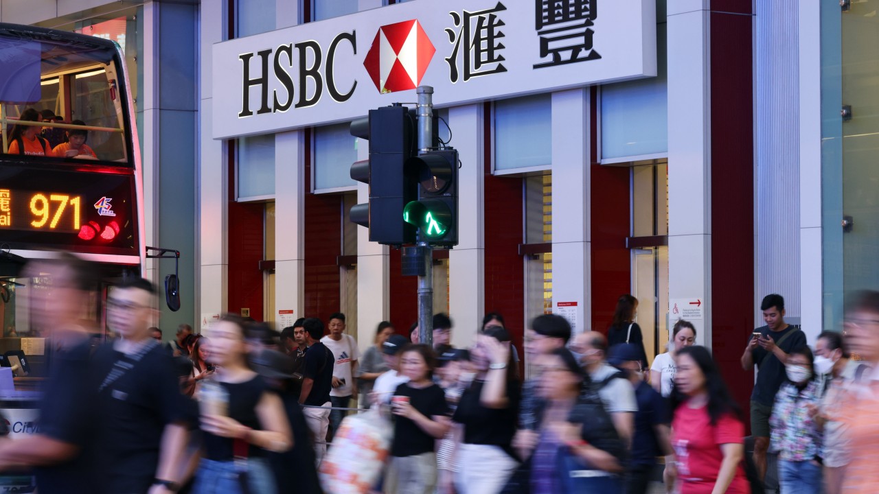 Yapay Zeka Yarışı: Hong Kong, HSBC'nin Singapur Merkezi Kararına Baskı Yapıyor
