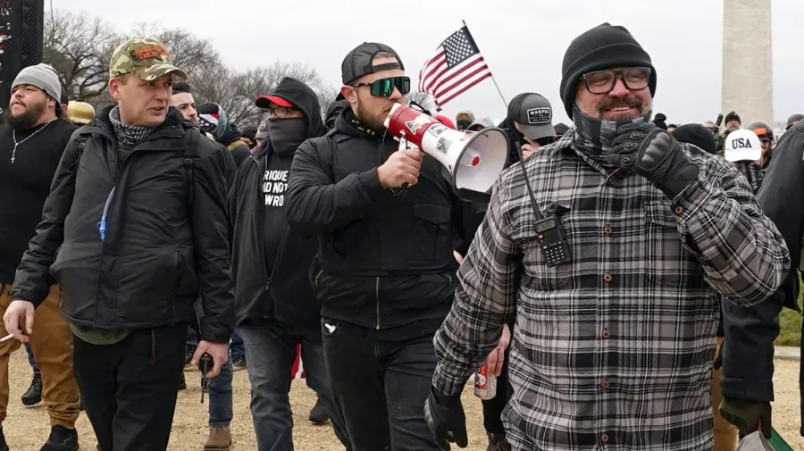 Yargıç Proud Boys Liderlerinin 6 Ocak Mahkumiyetlerini Düşürdü