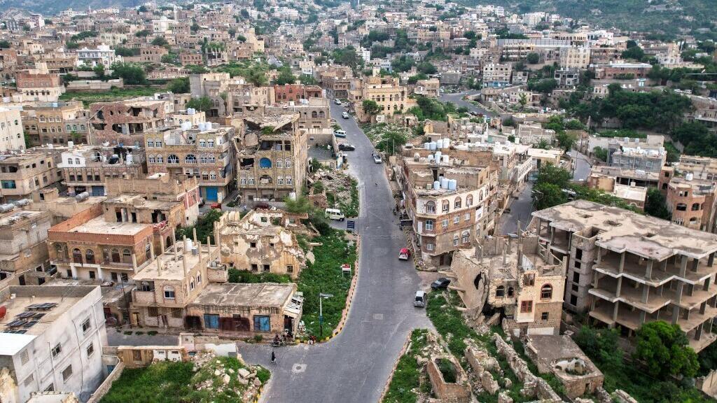 Yemen hükümeti karşı taarruz başlattı, Husi kuşatması sürüyor