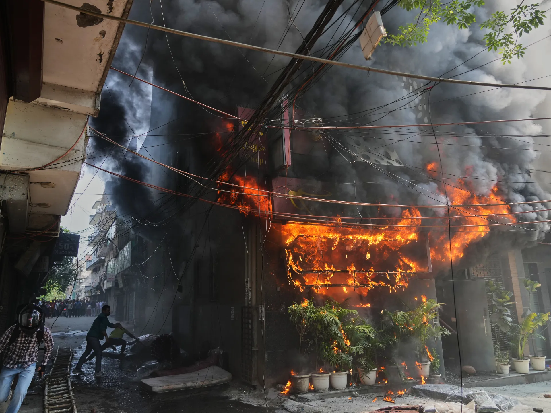 Yeni Delhi'de Otel Yangını: 21 Ölü, 18'i Yabancı