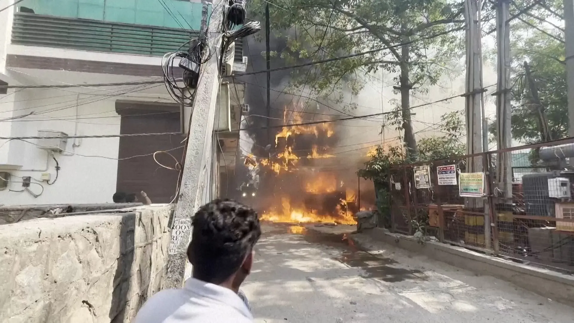 Yeni Delhi'de Otel Yangını: En Az 21 Ölü