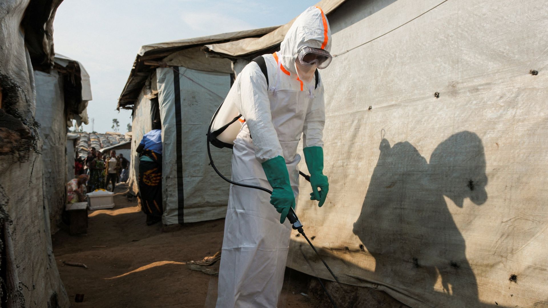 Yeni Ebola aşısı insan deneyleri için İngiltere'ye geliyor