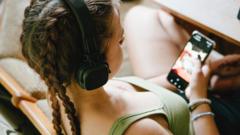 YouTube gençlere yeme bozukluğu videolarını önermeye devam ediyor
