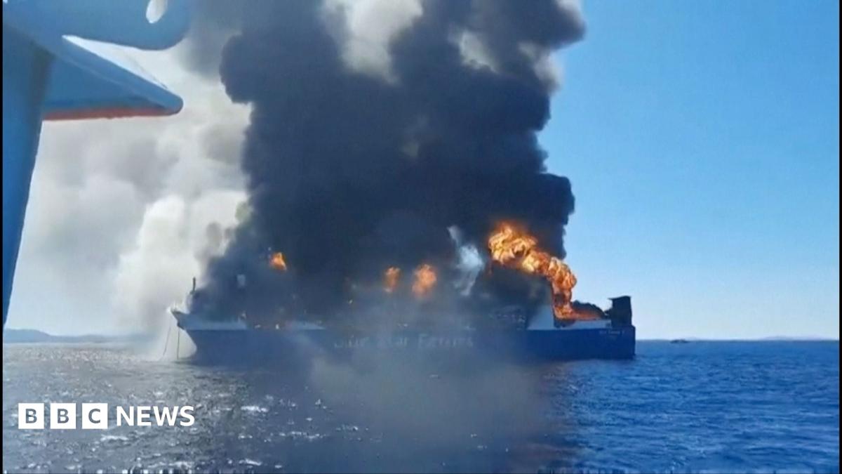 Yunan kargo gemisi Mikonos açıklarında yanıyor: 29 kişi tahliye edildi