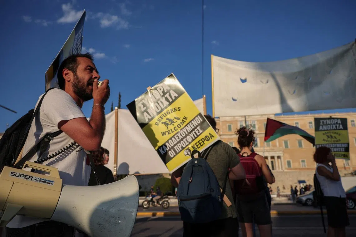 Yunanistan, sığınmacı iadesini hızlandıran yasayı kabul etti