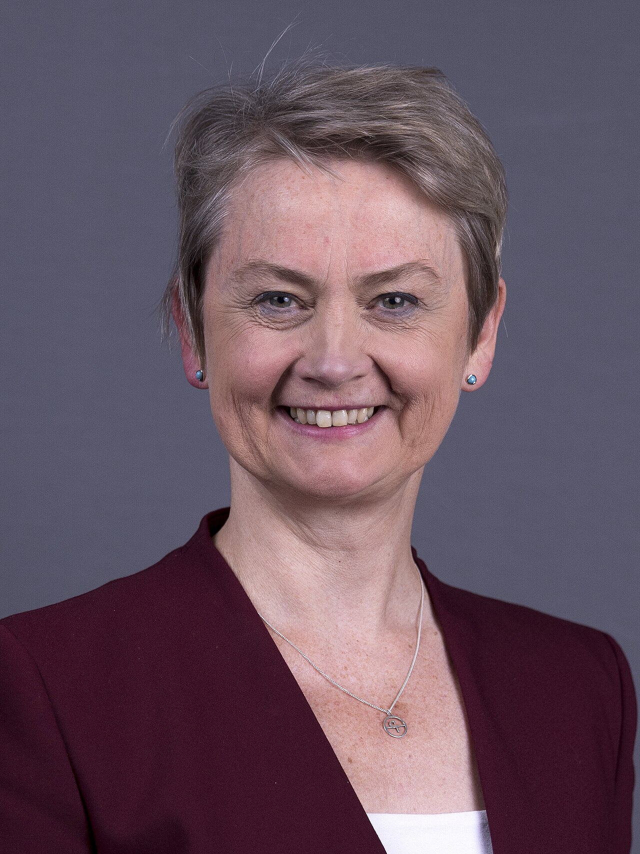 Yvette Cooper: Kadınlar 'ideal doğum' baskısı hissetmemeli