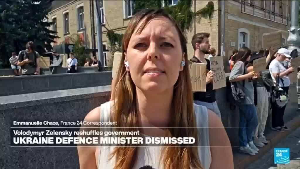 Zelenski, en popüler bakanını görevden aldı: Ukrayna'da protestolar