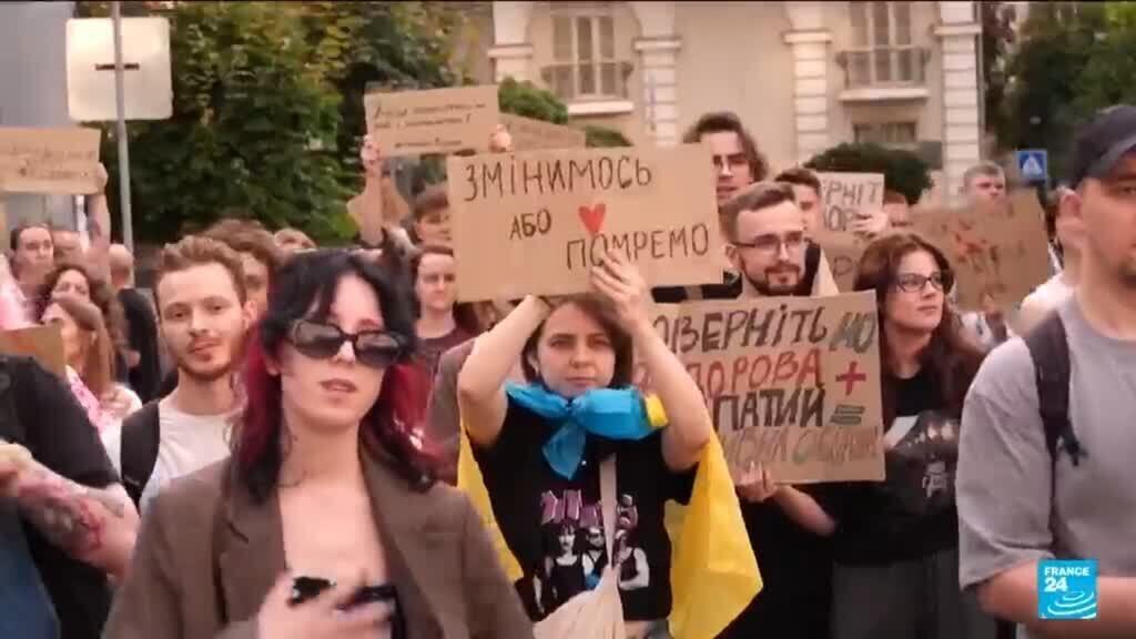 Zelenski Savunma Bakanını Görevden Aldı, Kiev'de Protestolar Sürüyor