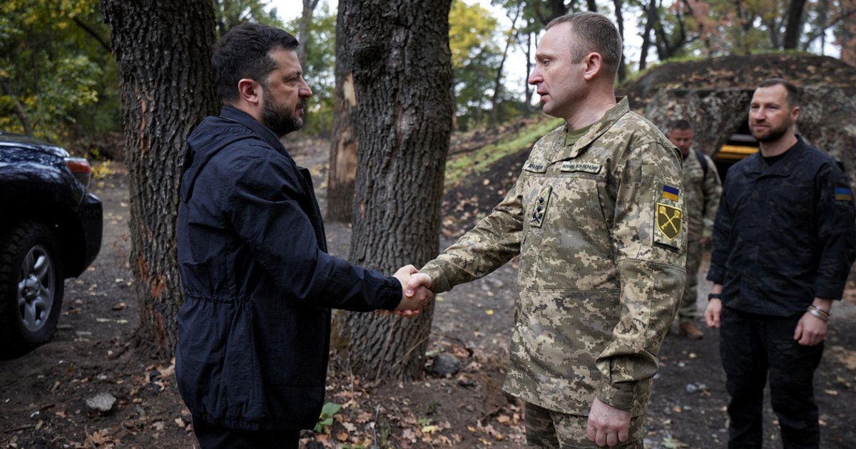 Zelenskiy Doğu Cephesi'ndeki Komuta Merkezini Ziyaret Etti