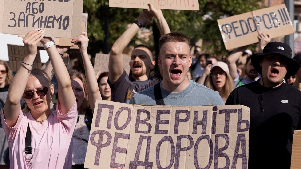 Zelenskiy'in Savunma Bakanı'nı Görevden Almasına Sokaklar İsyan Etti