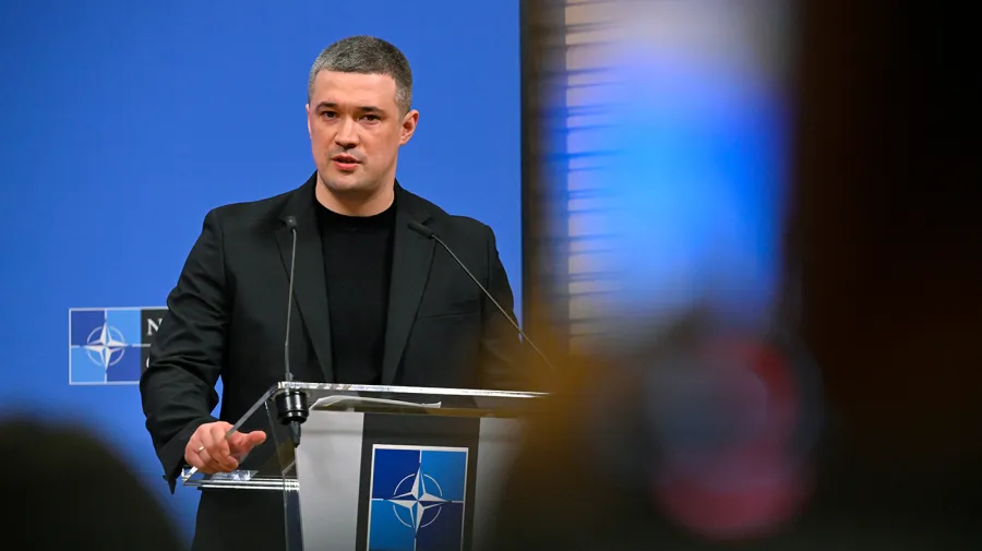 Zelensky'nin 'harika çocuk' eski savunma bakanı isyan etti