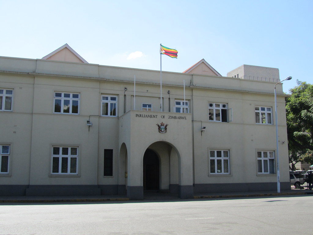 Zimbabve'de görev süresini 2030'a uzatan yasa teklifi üst kanattan geçti
